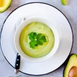 Avocado Dip in einer Schussel mit Koriander