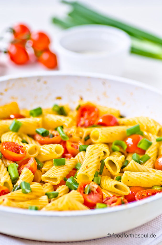 Schnelle Rigatoni mit Tomaten und Frühlingszwiebeln