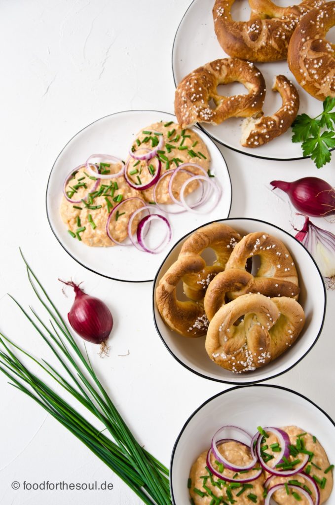 Bayerische Brezn mit traditionellem Obazda