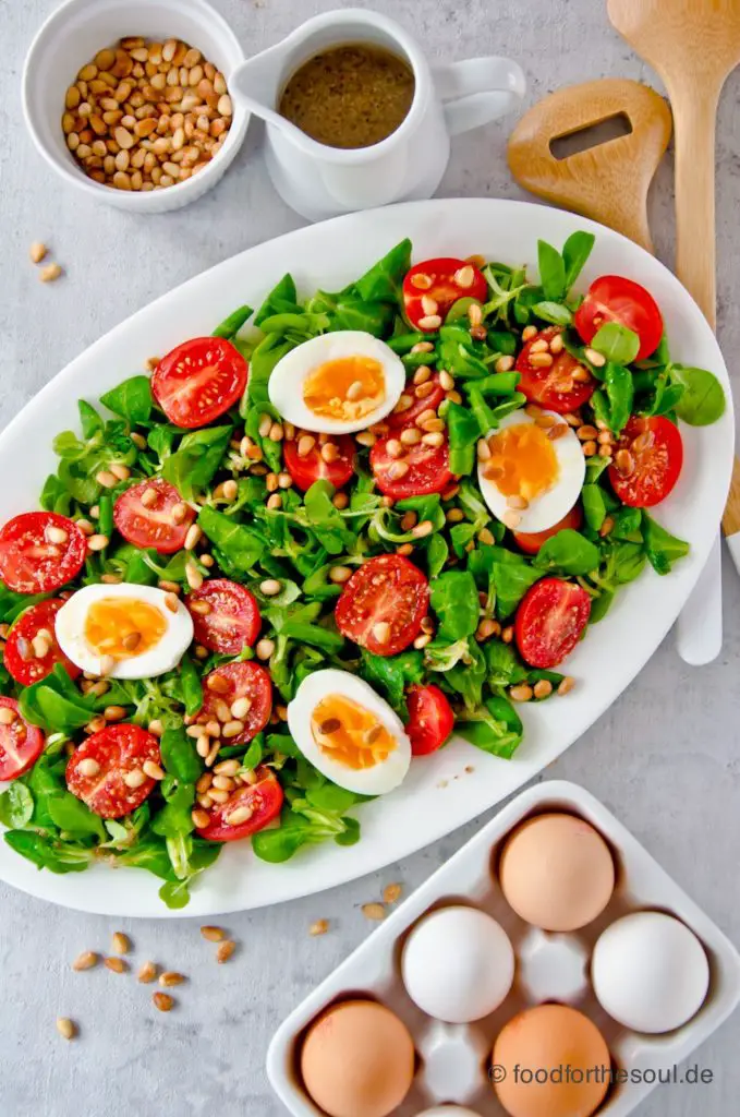 Bunter Feldsalat mit Ei und Tomate - food for the soul