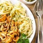 Tagliatelle mit Pfifferlingen in Petersilienpesto