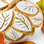 Roggenmischbrot mit Emmer Vollkorn und Breadscoring Herbstblätter