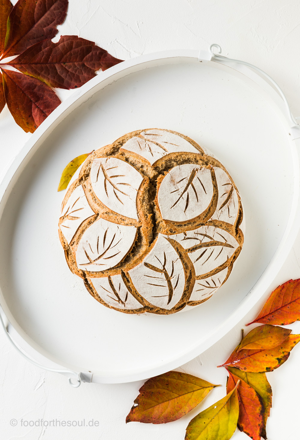 Roggenmischbrot mit Emmer Vollkorn und Breadscoring Herbstblätter