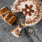 Kürbiskuchen mit Frischkäse Frosting und Pecans