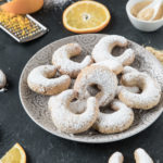 Orangen Ingwer Kipferl auf Teller