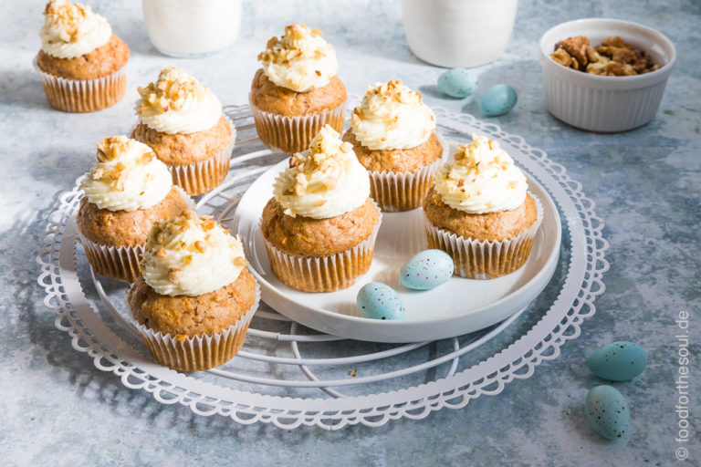 Vegane Karottenkuchen Cupcakes mit Frosting #cupcakes #karottenkuchen #karotten #möhren #rübli #muffins #frosting #ostern #osterfest #osterrezept #rezept #vegan