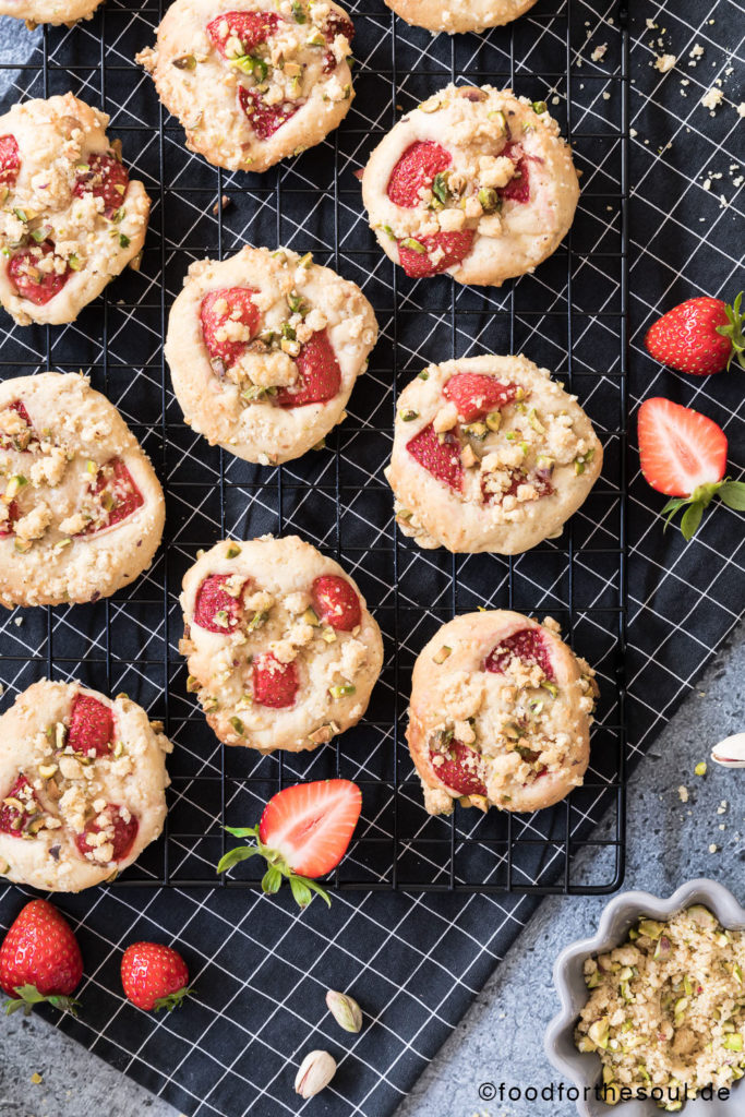 Erdbeer-Streusel-Cookies mit Pistazien