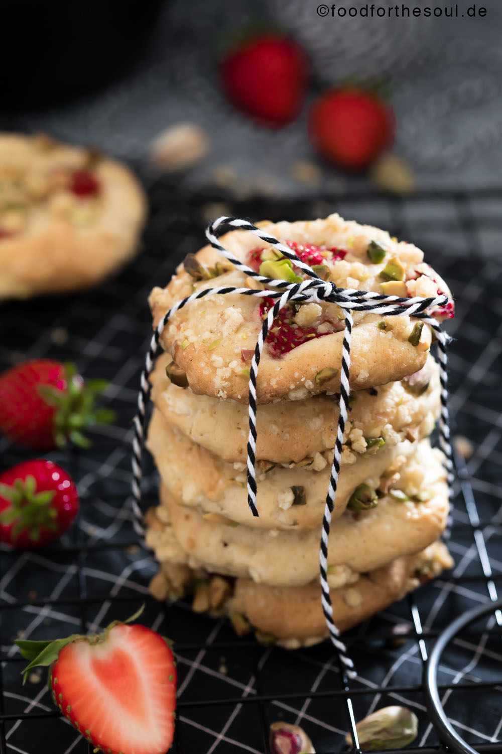 Erdbeer-Streusel-Cookies mit Pistazien food for the soul Kekse Rezept Erdbeerzeit