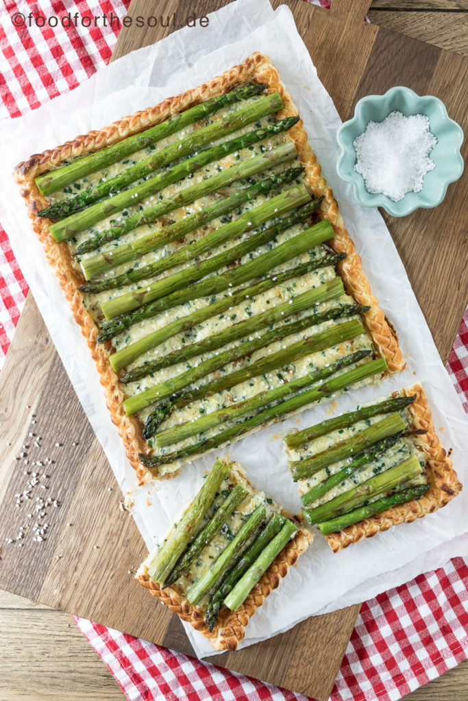 Schnelle Spargel Tarte mit dreierlei Käse