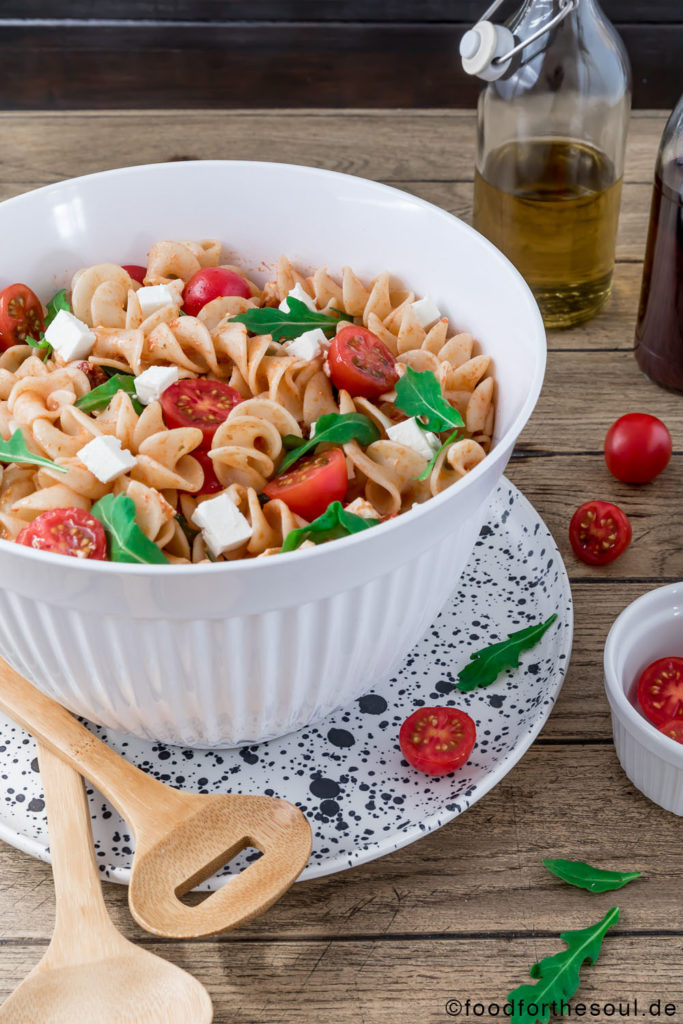 Mediterraner Nudelsalat mit Rucola