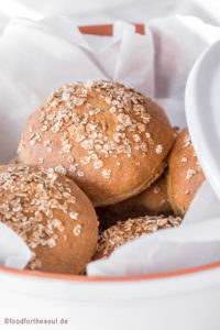 Einfache knusprige Dinkelbrötchen mit Hefe - food for the soul