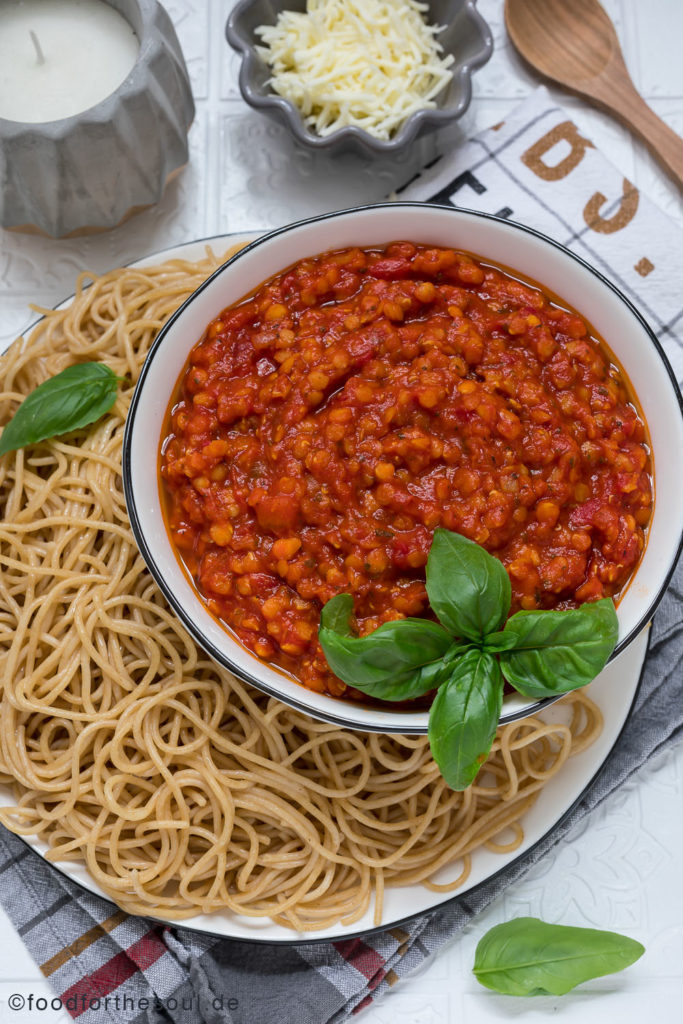 Rote Linsen-Bolognese mit Spaghetti