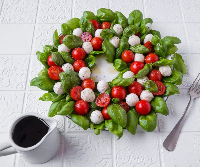 Tomate Mozzarella Salat Kranz - Caprese zum Fest - food for the soul