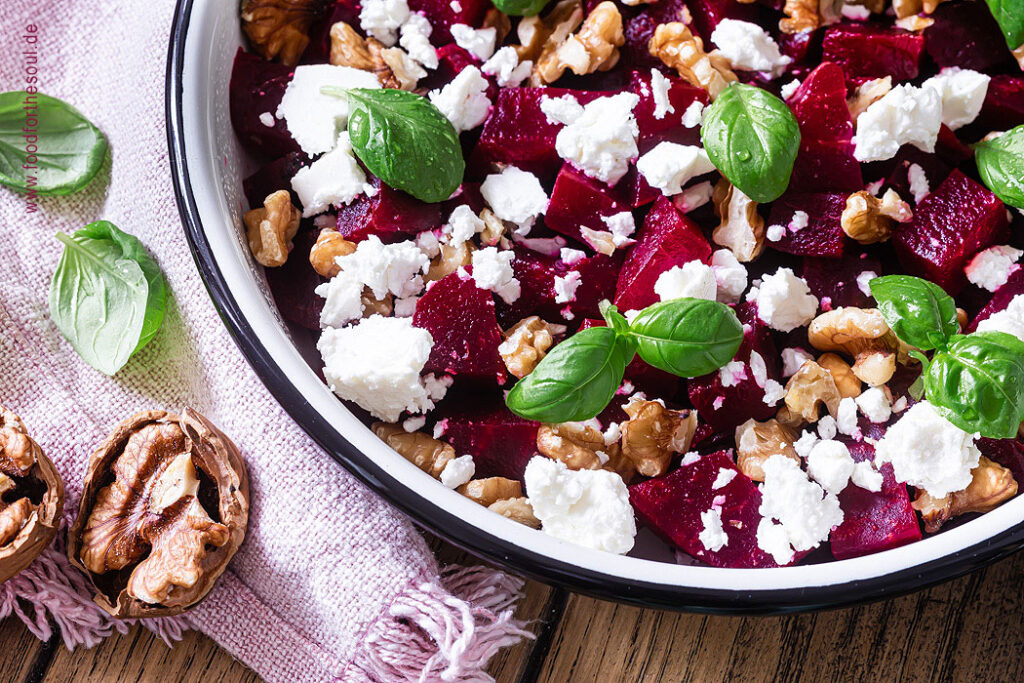 Rote Bete Salat mit Feta und Walnüssen - angerichtet mit Basilikum in einer Schale