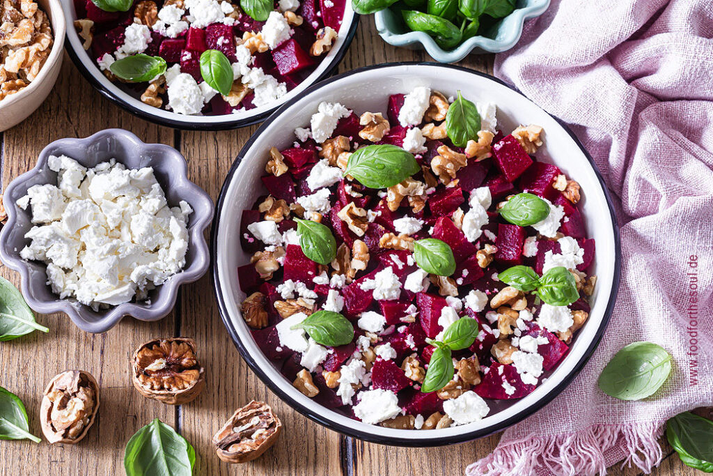 Rote Bete Salat mit Feta und Walnüssen - angerichtet mit Basilikum in einer Schale