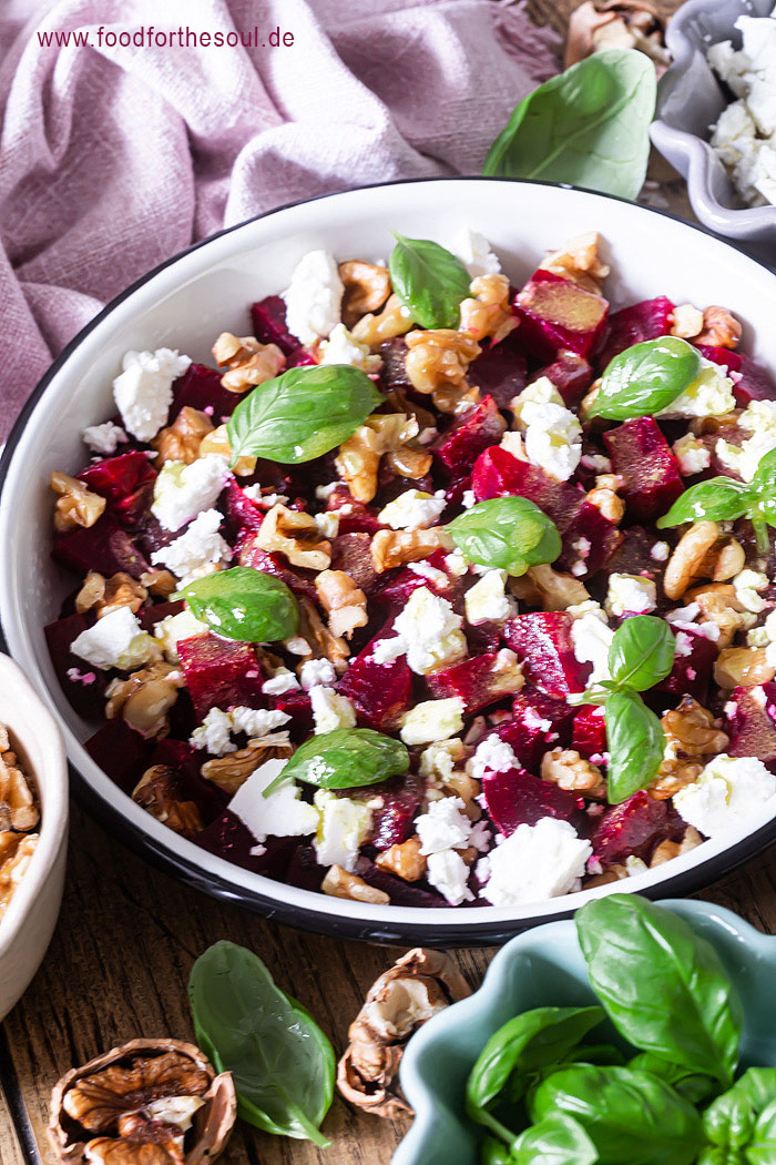 Rote Bete Salat mit Feta und Walnüssen - angerichtet mit Basilikum in einer Schale