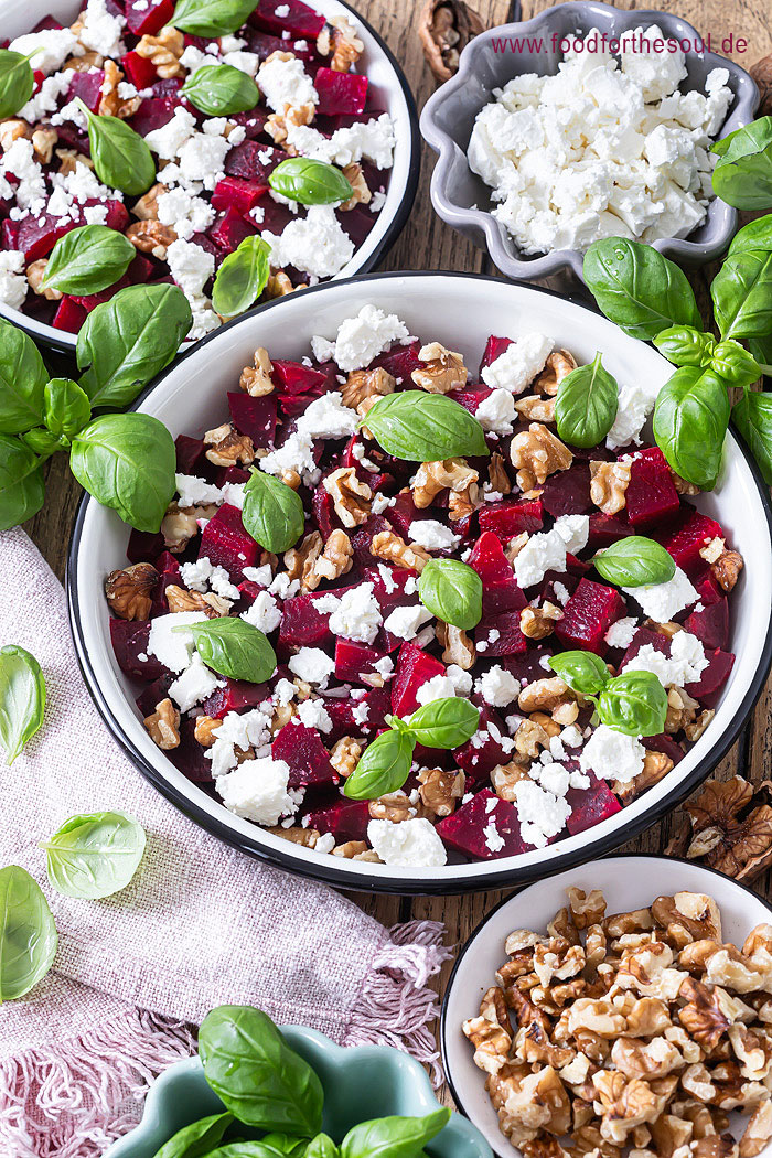 Rote Bete Salat mit Feta und Walnüssen - angerichtet mit Basilikum in einer Schale