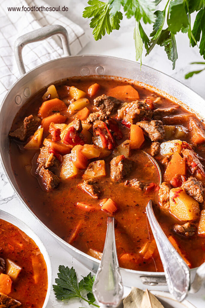 Gulaschsuppe mit Kartoffeln und Paprika - eine deftige Partysuppe