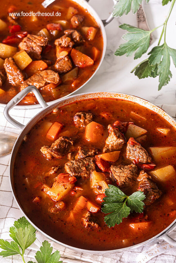 Gulaschsuppe mit Kartoffeln und Paprika - eine deftige Partysuppe Gulaschsuppe mit Kartoffeln und Paprika - eine deftige Partysuppe
