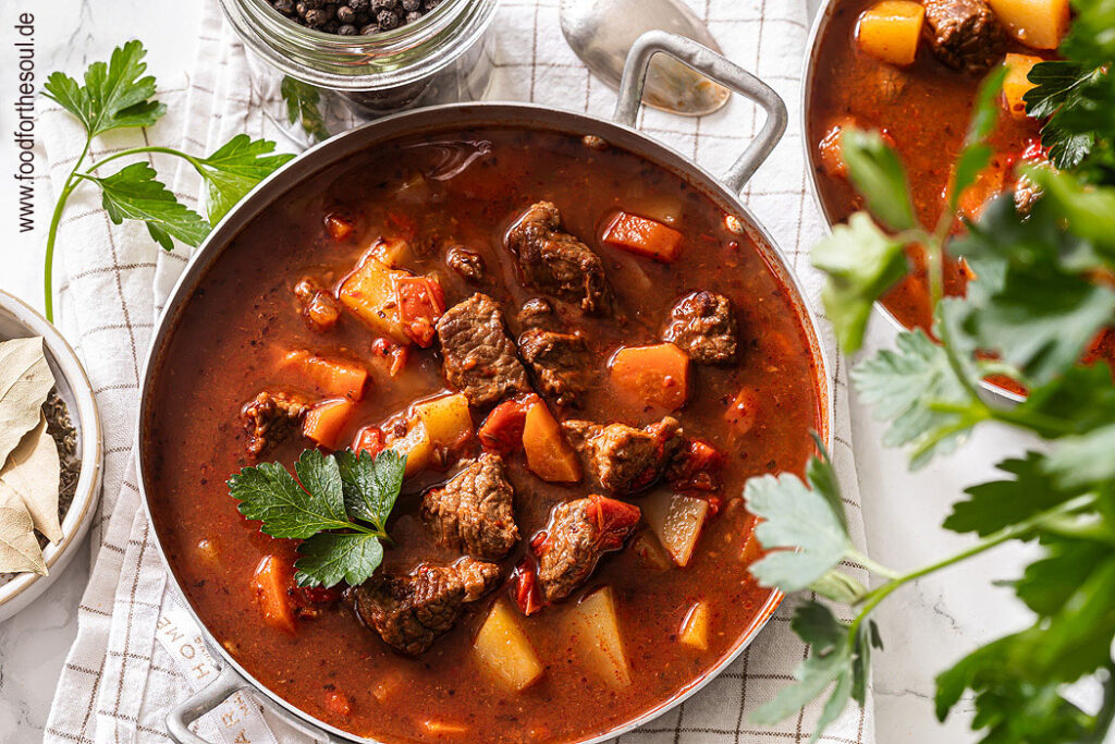 Gulaschsuppe mit Kartoffeln und Paprika - eine deftige Partysuppe