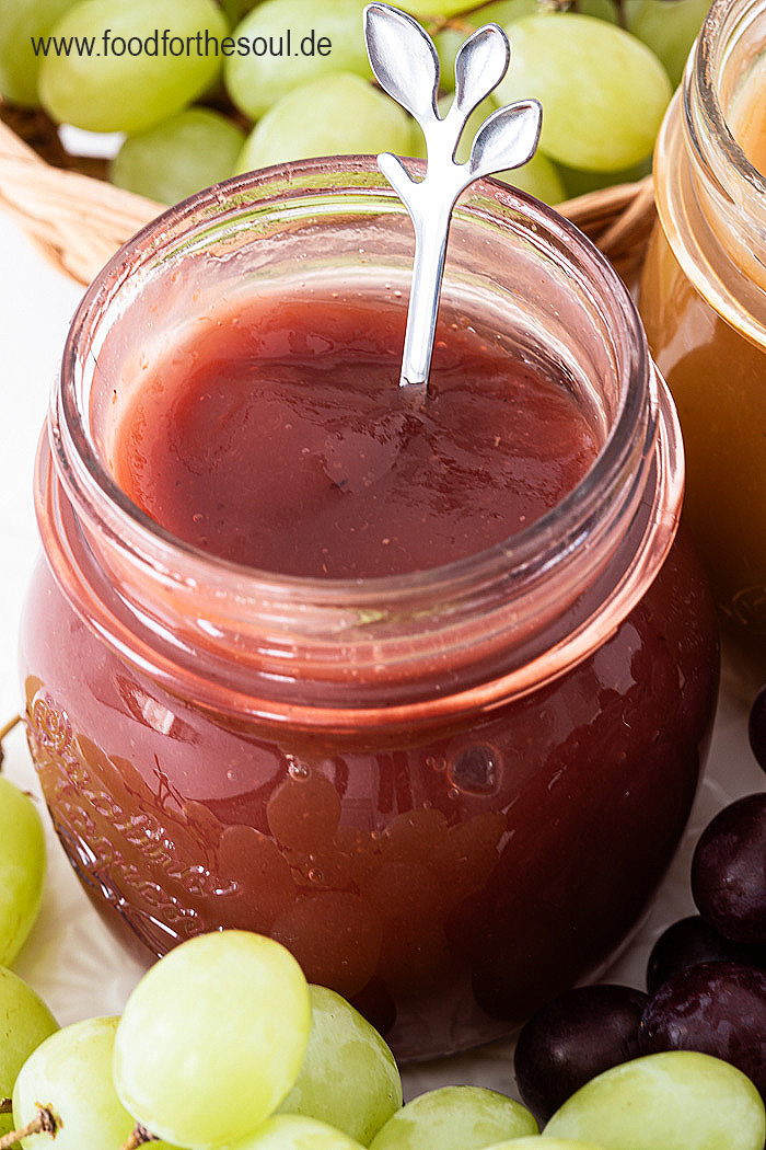 Weintrauben-Marmelade selber machen - blau und weiß