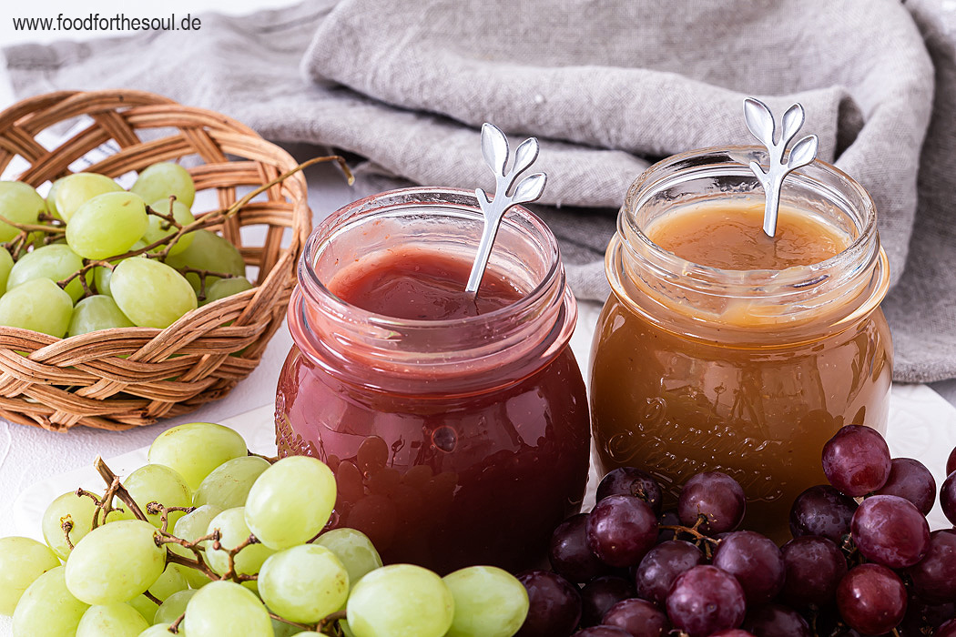 Weintrauben-Marmelade selber machen - blau und weiß