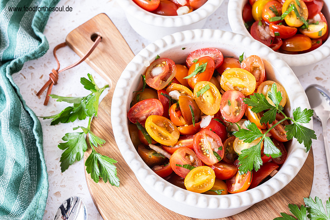 Klassischer Tomatensalat mit Zwiebeln - schnell und einfach