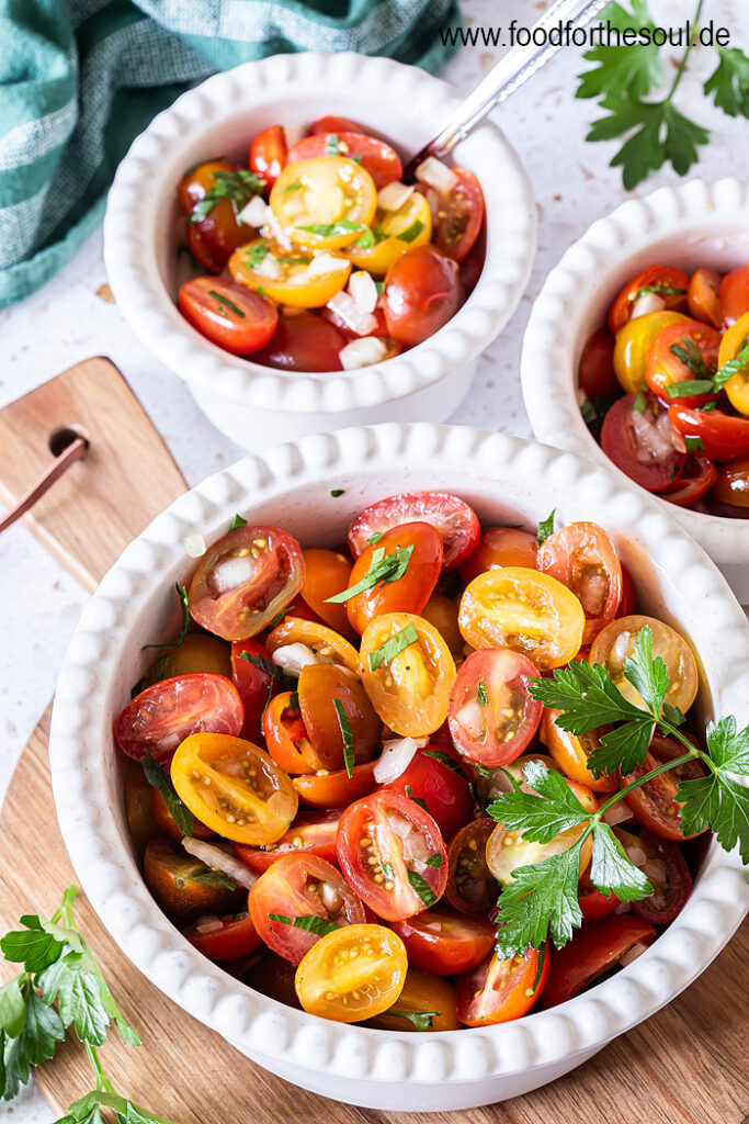 Klassischer Tomatensalat mit Zwiebeln - schnell und einfach