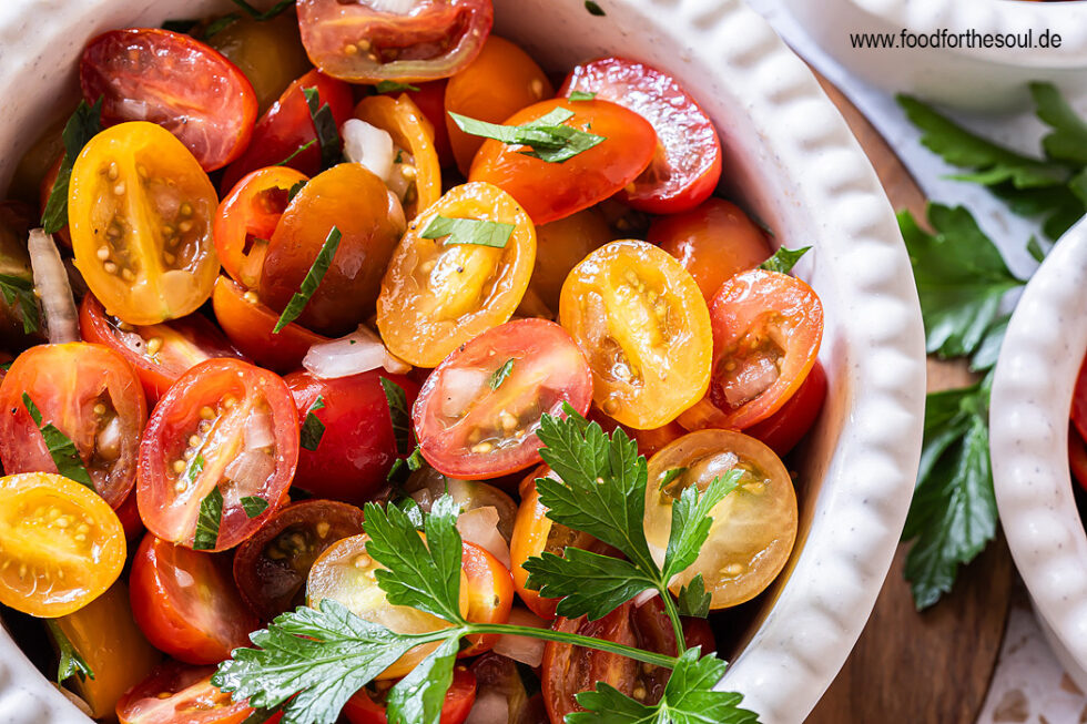 Tomatensalat mit Zwiebeln - schnell und einfach