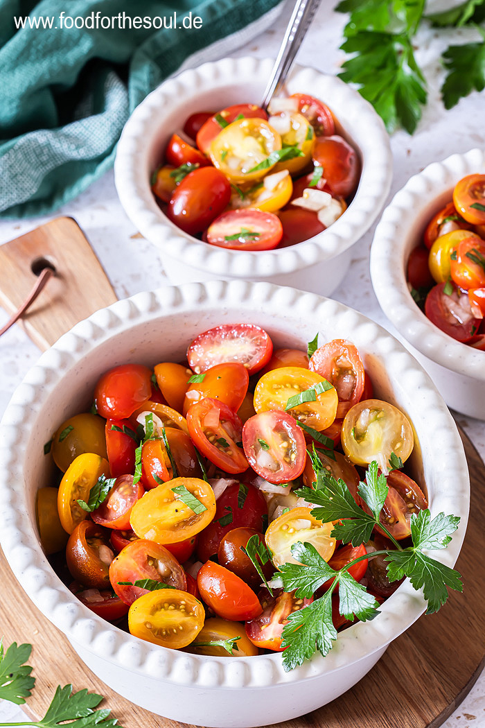 Klassischer Tomatensalat mit Zwiebeln - schnell und einfach