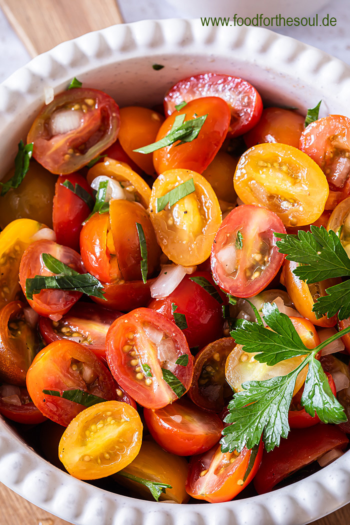 Klassischer Tomatensalat mit Zwiebeln - schnell und einfach