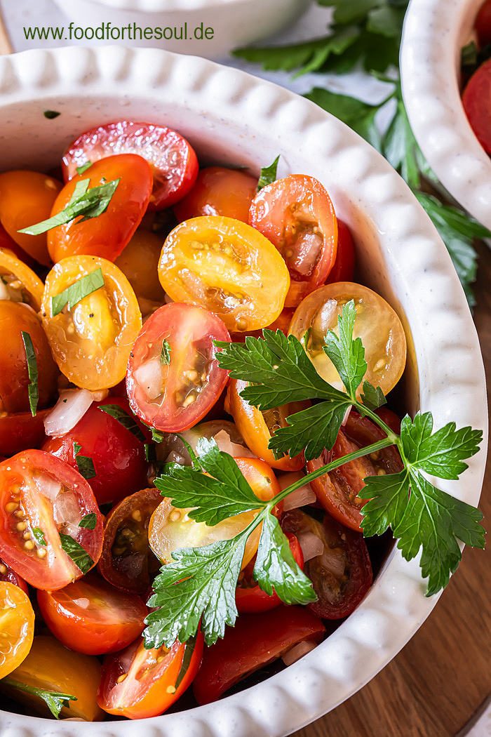 Klassischer Tomatensalat mit Zwiebeln - schnell und einfach