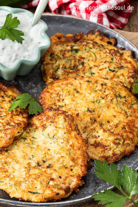 Zucchini-Kartoffel-Puffer mit Kräuterquark