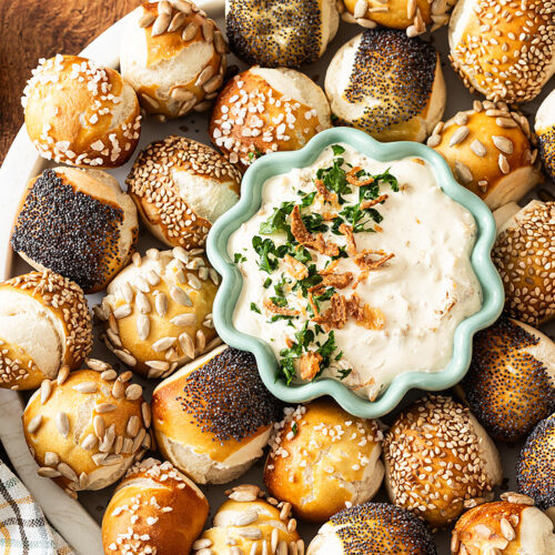 Mini Laugenkonfekt Rezept mit Zwiebel-Dip