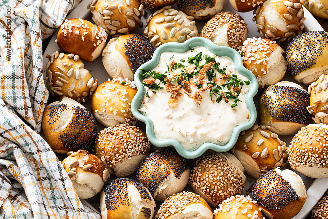 Mini Laugenkonfekt Rezept mit Zwiebel-Dip