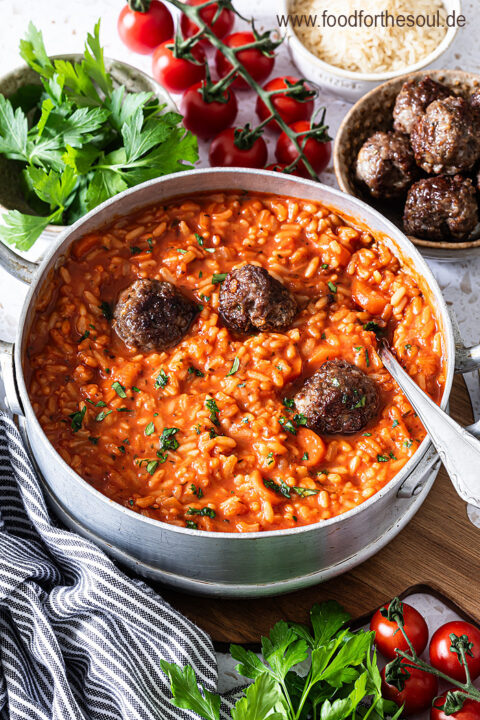 Einfache Tomatensuppe mit Reis und Hackbällchen