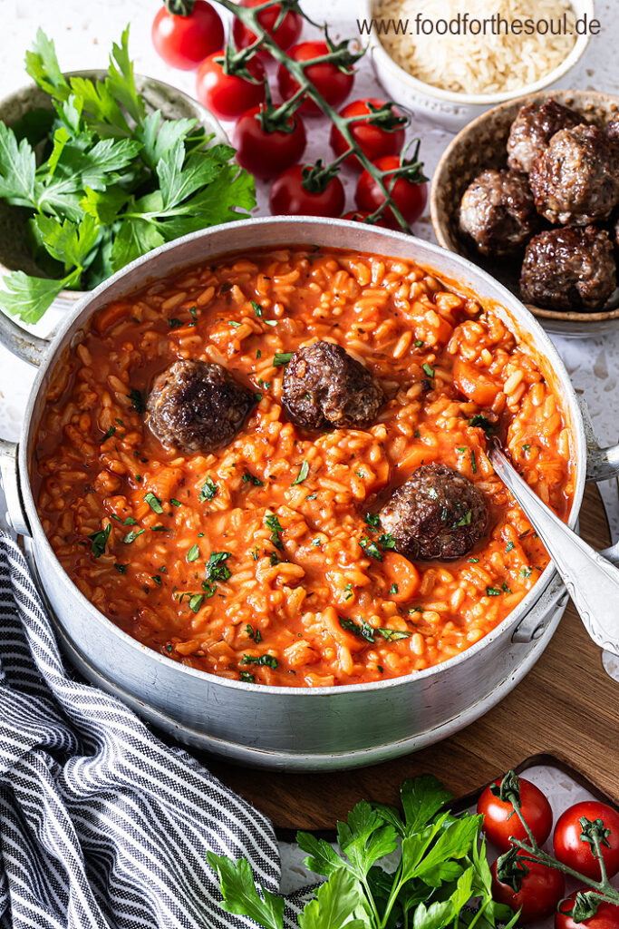 Tomatensuppe mit Reis und Hackbällchen - schnell und einfach