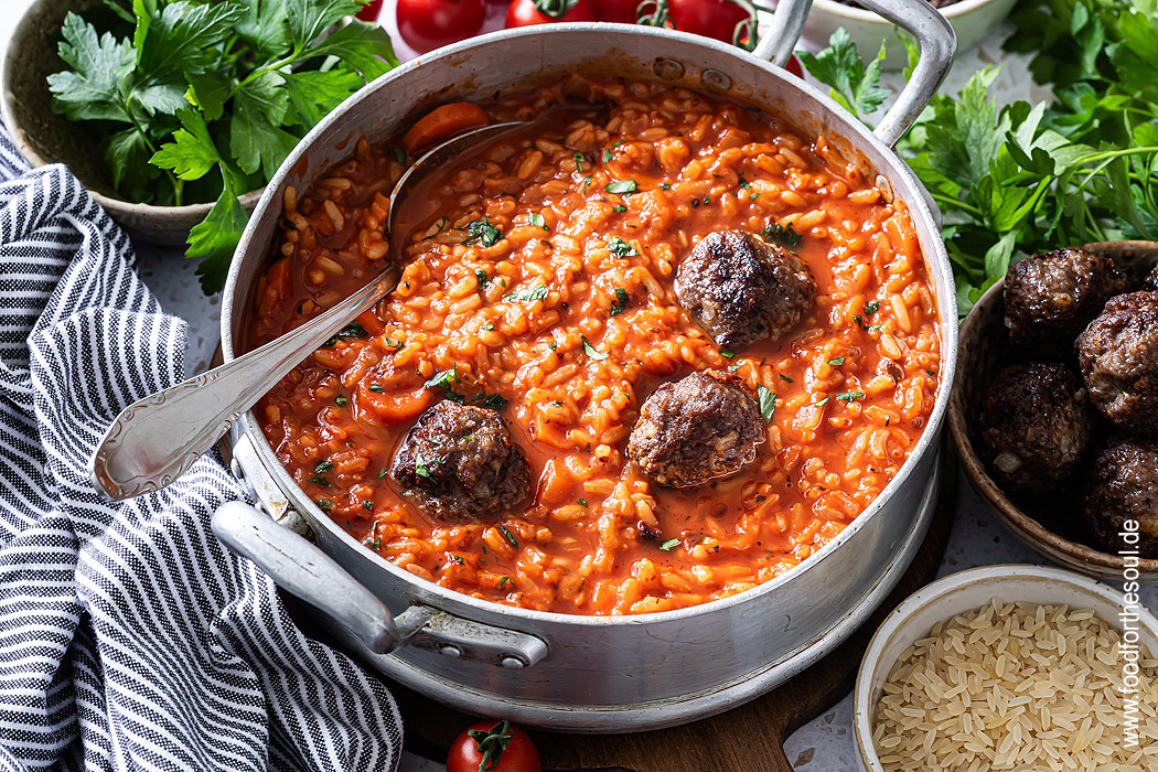 Tomatensuppe mit Reis und Hackbällchen - schnell und einfach