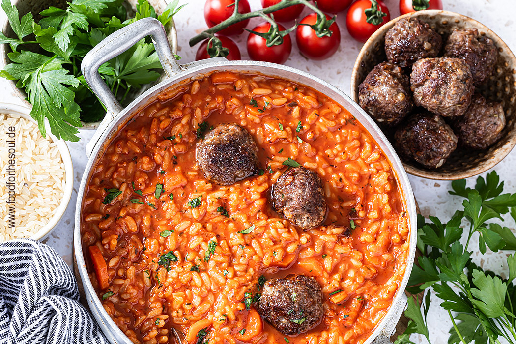 Tomatensuppe mit Reis und Hackbällchen - schnell und einfach