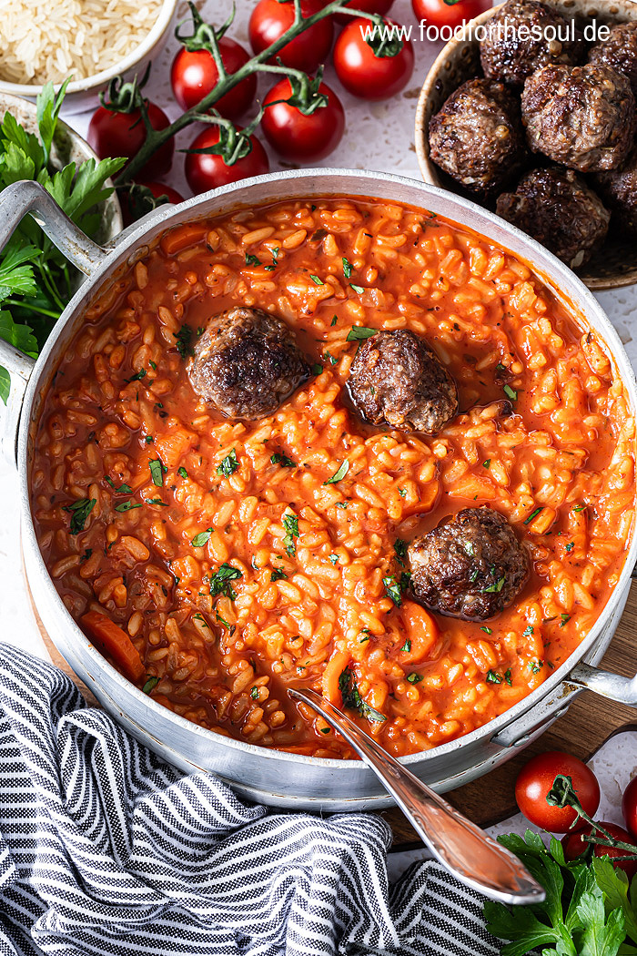 Tomatensuppe mit Reis und Hackbällchen - schnell und einfach