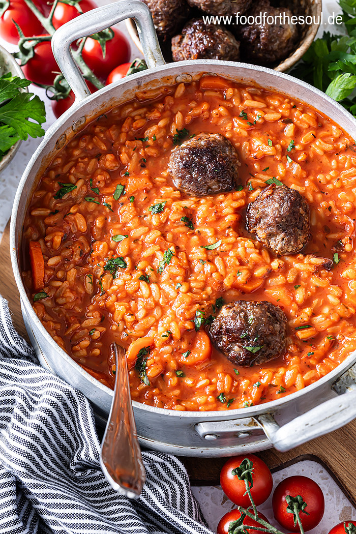 Tomatensuppe mit Reis und Hackbällchen - schnell und einfach