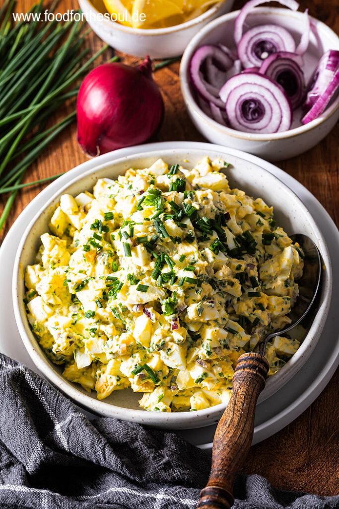 Omas Eiersalat mit Mayonnaise und Schnittlauch serviert auf einem Teller