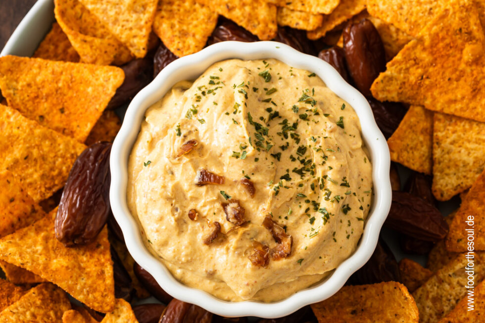 Dattel Curry Dip mit Frischkäse - auch als Aufstrich Dattel Curry Dip mit Frischkäse - auch als Aufstrich
