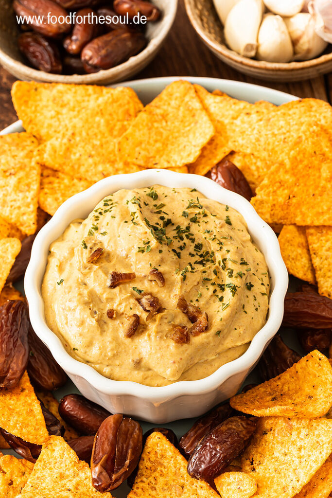 Dattel Curry Dip in einer Schale serviert mit Tortilla Chips