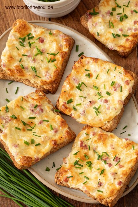 Flammkuchen Toast mit Speck, Zwiebeln und Käse