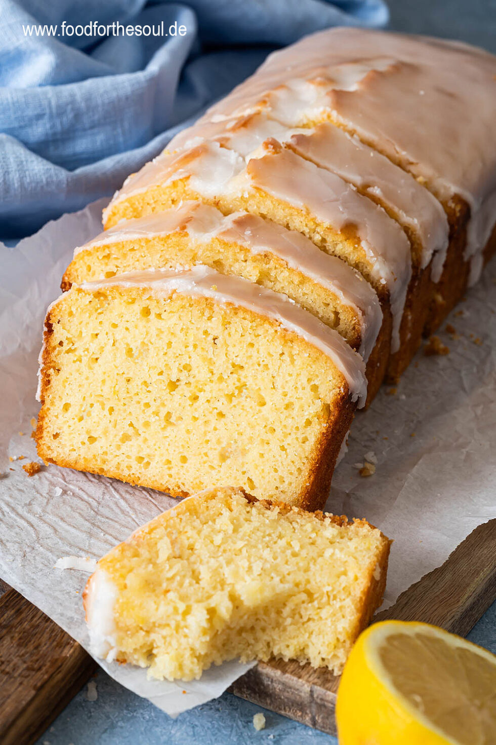 Saftiger Zitronenkuchen mit Joghurt und Öl in der Kastenform Saftiger Zitronenkuchen mit Joghurt und Öl in der Kastenform