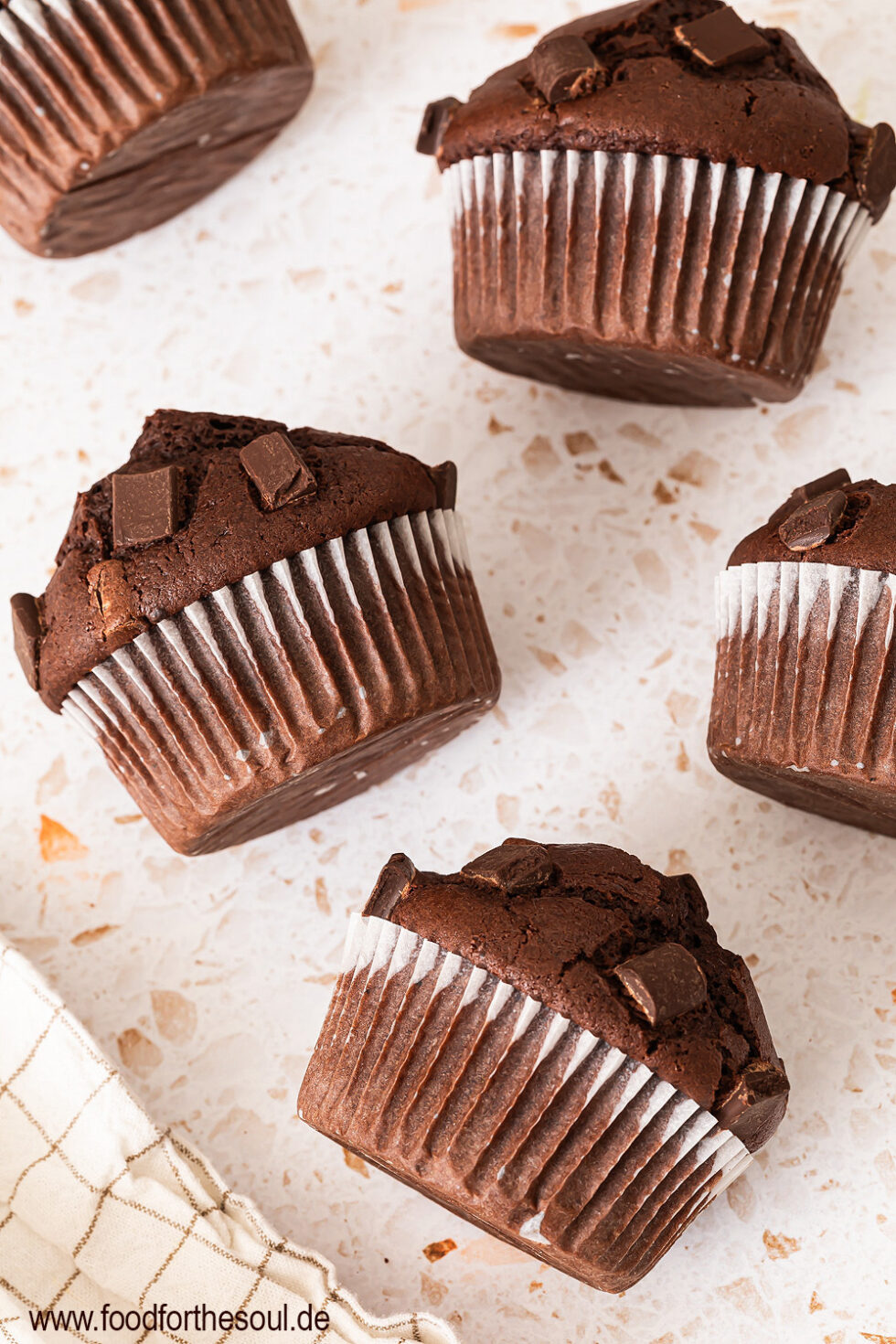 Saftige Schokomuffins mit Öl und Schokostückchen Saftige Schokomuffins mit Öl und Schokostückchen