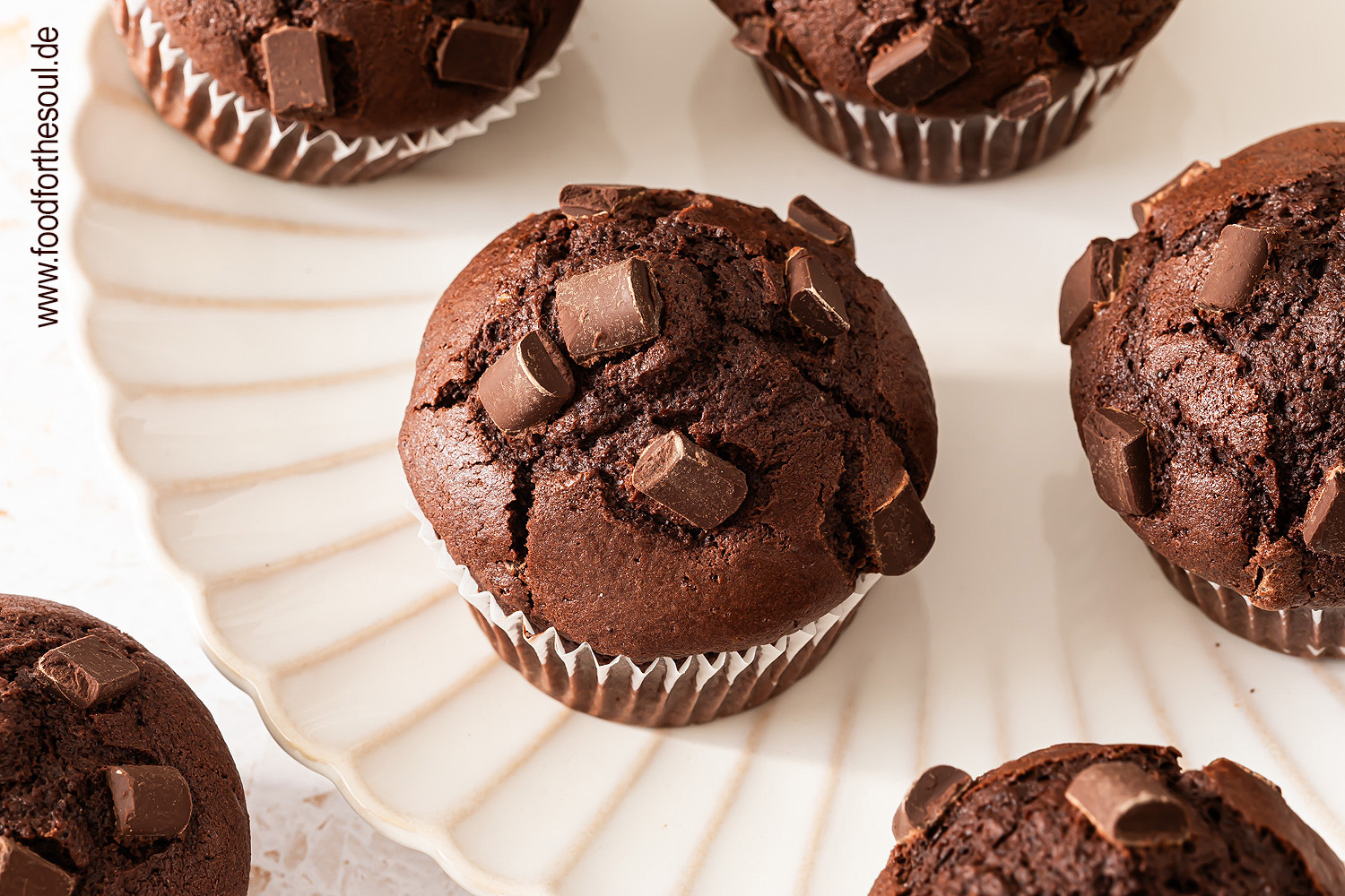 Saftige Schokomuffins mit Öl und Schokostückchen