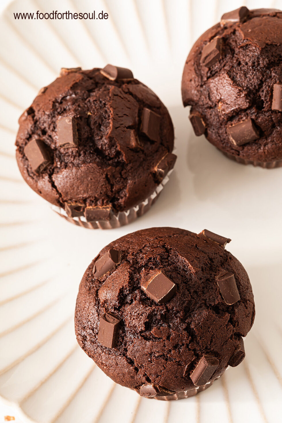 Saftige Schokomuffins mit Öl und Schokostückchen Saftige Schokomuffins mit Öl und Schokostückchen