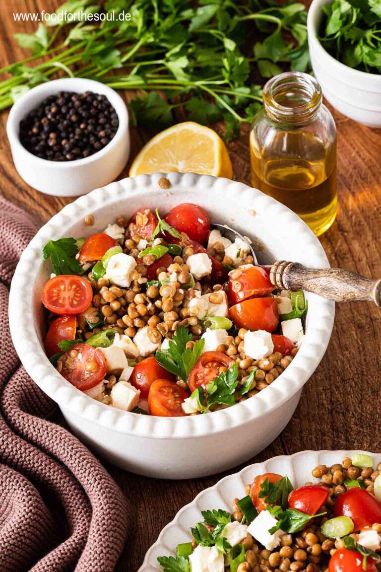 Linsensalat mit Feta und Tomaten in einer Schüssel